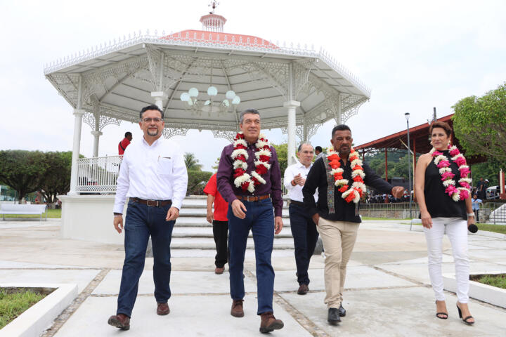 En Mezcalapa, inaugura Rutilio Escandón obras de infraestructura educativa y de recreación