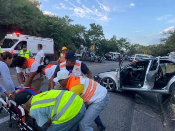 Protección Civil brinda atención durante accidente carretero en el tramo Arriaga - Tuxtla Gutiérrez