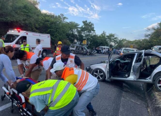 Protección Civil brinda atención durante accidente carretero en el tramo Arriaga - Tuxtla Gutiérrez