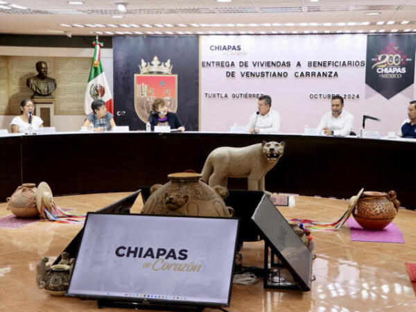 Entrega Rutilio Escandón viviendas a familias del municipio de Venustiano Carranza