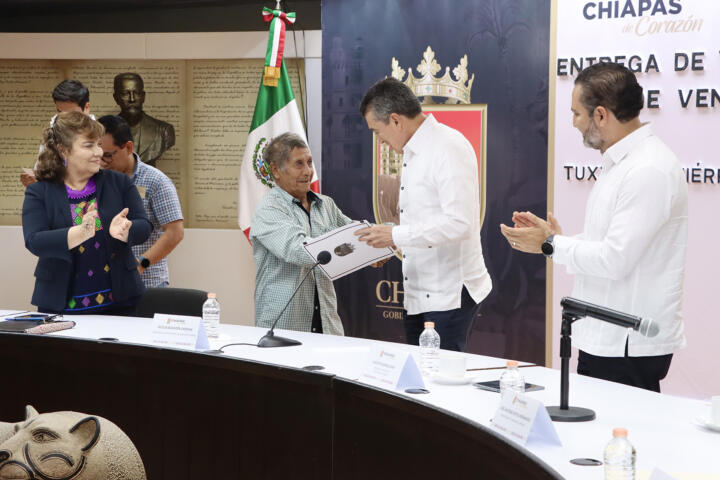 Entrega Rutilio Escandón viviendas a familias del municipio de Venustiano Carranza