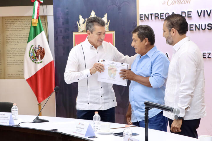 Entrega Rutilio Escandón viviendas a familias del municipio de Venustiano Carranza