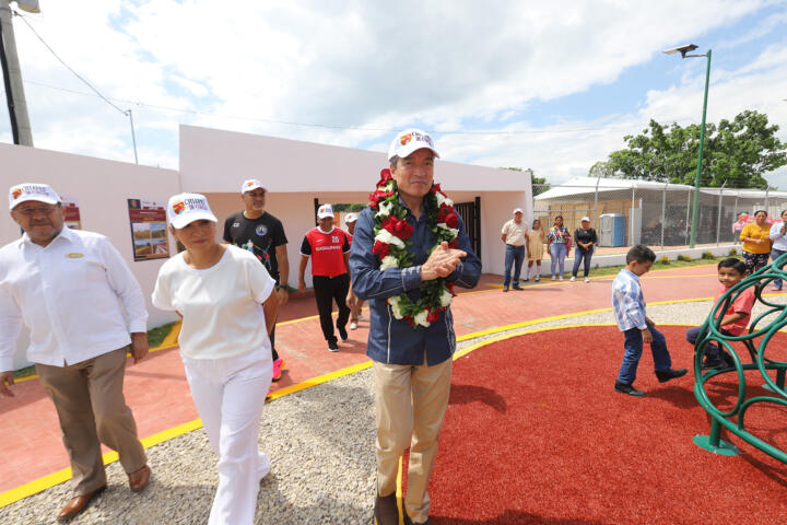 En Jiquipilas, Rutilio Escandón inaugura reconstrucción integral de cancha de futbol