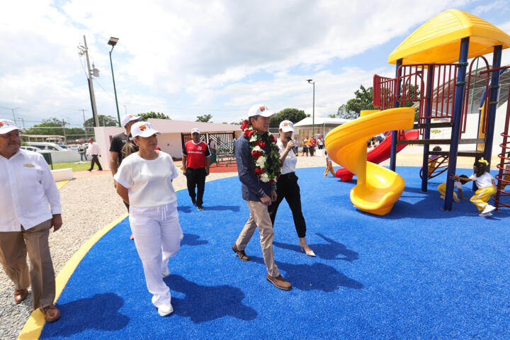 En Jiquipilas, Rutilio Escandón inaugura reconstrucción integral de cancha de futbol