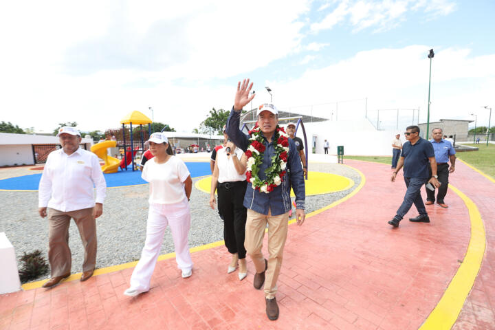 En Jiquipilas, Rutilio Escandón inaugura reconstrucción integral de cancha de futbol