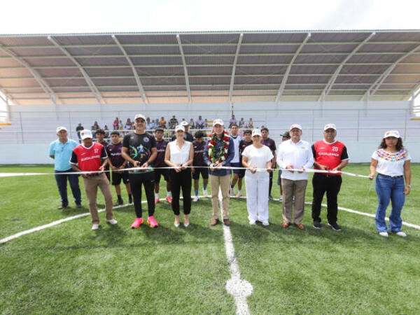 En Jiquipilas, Rutilio Escandón inaugura reconstrucción integral de cancha de futbol