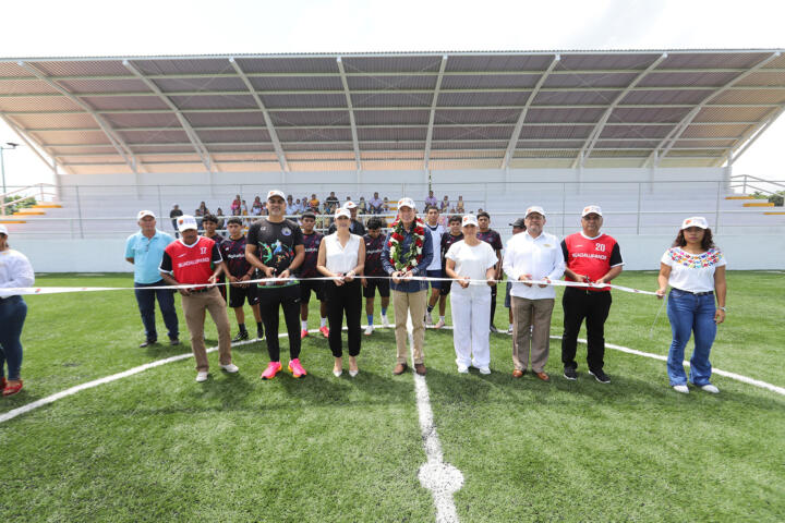 En Jiquipilas, Rutilio Escandón inaugura reconstrucción integral de cancha de futbol