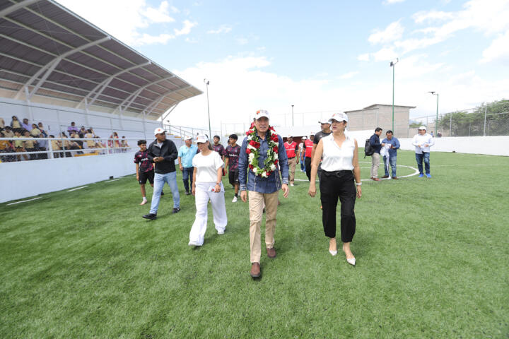 En Jiquipilas, Rutilio Escandón inaugura reconstrucción integral de cancha de futbol