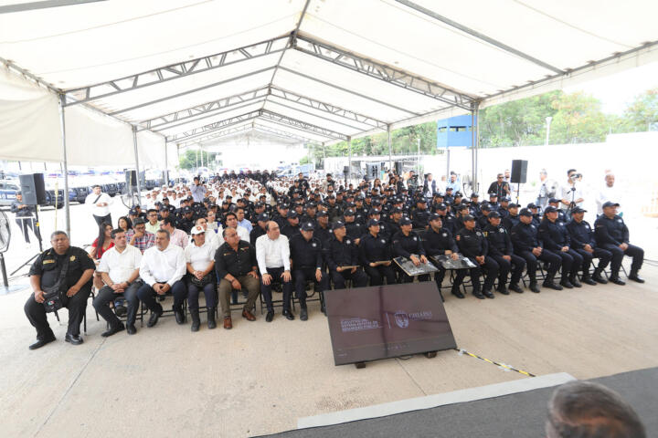 Rutilio Escandón entrega patrullas, uniformes y equipo a la Policía Municipal de Tuxtla Gutiérrez