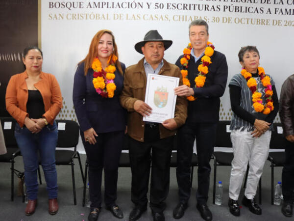 Entrega Rutilio Escandón certificados de lote legal y escrituras a familias de diferentes municipios