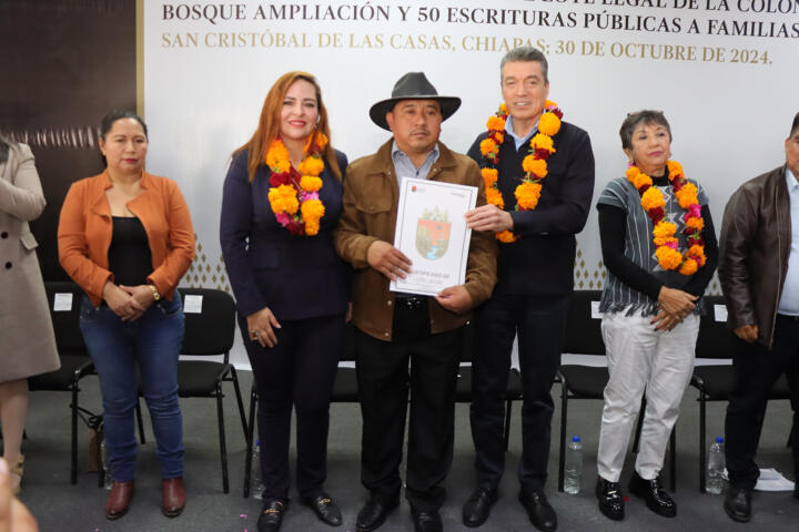 Entrega Rutilio Escandón certificados de lote legal y escrituras a familias de diferentes municipios