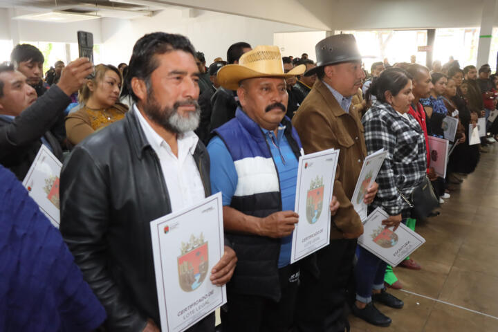 Entrega Rutilio Escandón certificados de lote legal y escrituras a familias de diferentes municipios