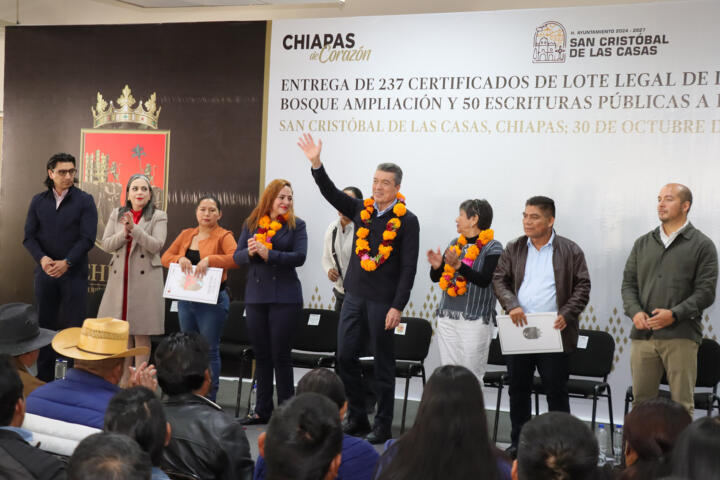 Entrega Rutilio Escandón certificados de lote legal y escrituras a familias de diferentes municipios