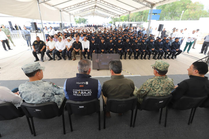 Rutilio Escandón entrega patrullas, uniformes y equipo a la Policía Municipal de Tuxtla Gutiérrez