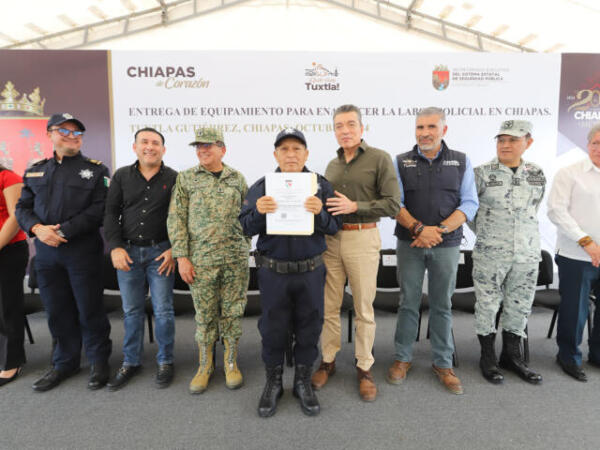 Rutilio Escandón entrega patrullas, uniformes y equipo a la Policía Municipal de Tuxtla Gutiérrez