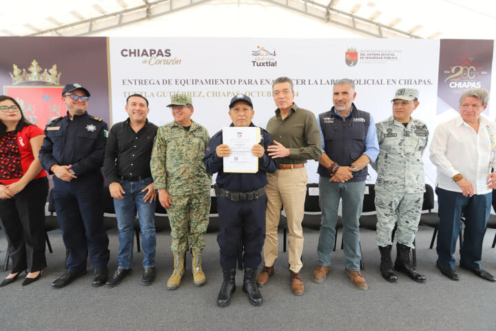 Rutilio Escandón entrega patrullas, uniformes y equipo a la Policía Municipal de Tuxtla Gutiérrez