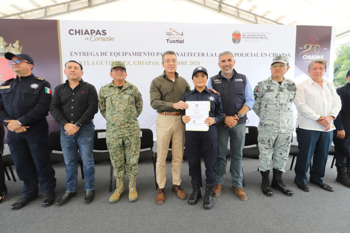 Rutilio Escandón entrega patrullas, uniformes y equipo a la Policía Municipal de Tuxtla Gutiérrez