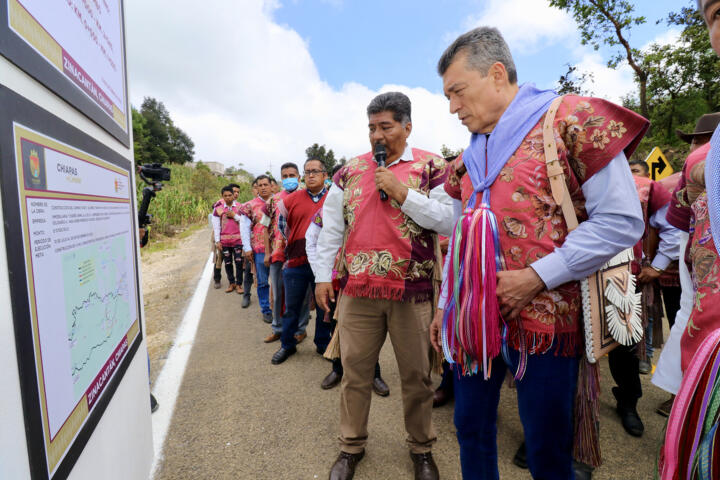 En Zinacantán, Rutilio Escandón inaugura construcción del camino Pasté-Elambó