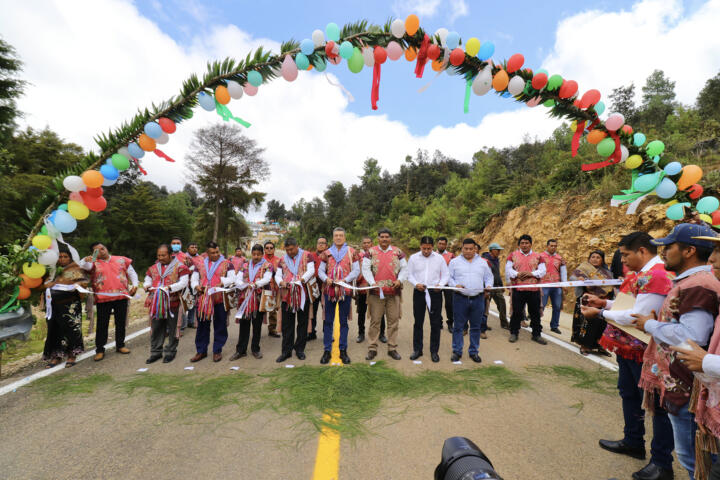 En Zinacantán, Rutilio Escandón inaugura construcción del camino Pasté-Elambó