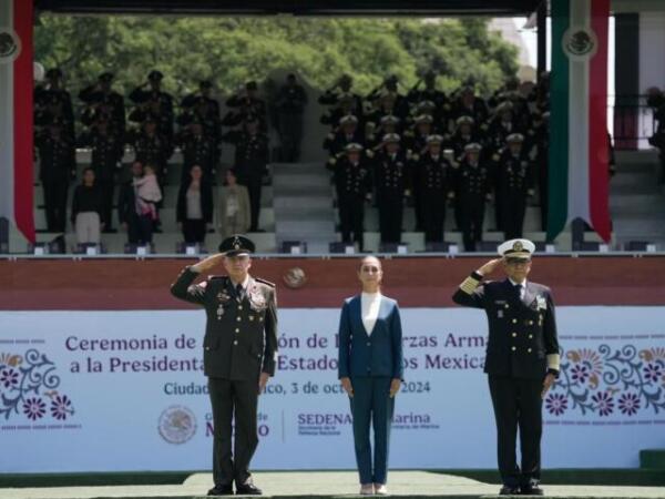 Claudia Sheinbaum pardo recibe salutación de las fuerzas armadas mexicanas como primera presidenta de México y comandanta suprema