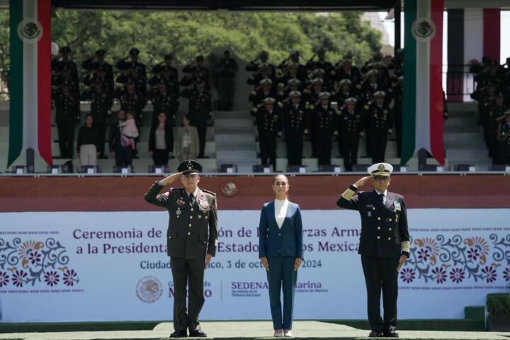 Claudia Sheinbaum pardo recibe salutación de las fuerzas armadas mexicanas como primera presidenta de México y comandanta suprema