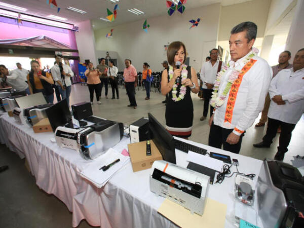 Entrega Rutilio Escandón ayudas técnicas a personas con alguna discapacidad