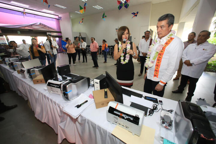 Entrega Rutilio Escandón ayudas técnicas a personas con alguna discapacidad