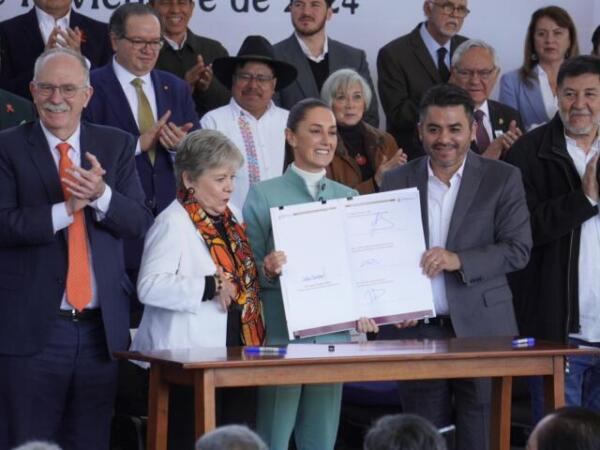 Eduardo Ramírez acompaña a Claudia Sheinbaum en la firma del Acuerdo Nacional por el Derecho Humano al Agua