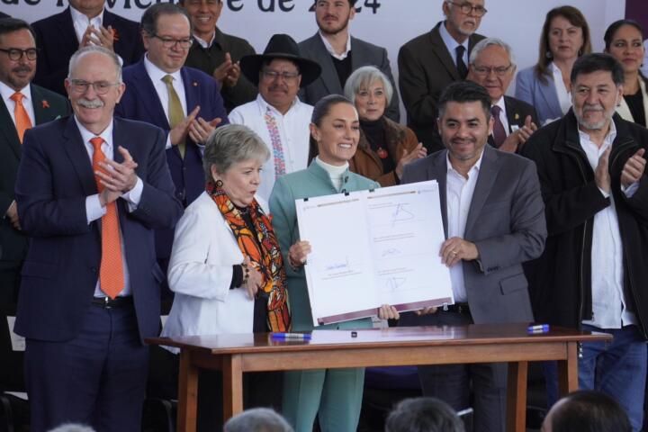 Eduardo Ramírez acompaña a Claudia Sheinbaum en la firma del Acuerdo Nacional por el Derecho Humano al Agua