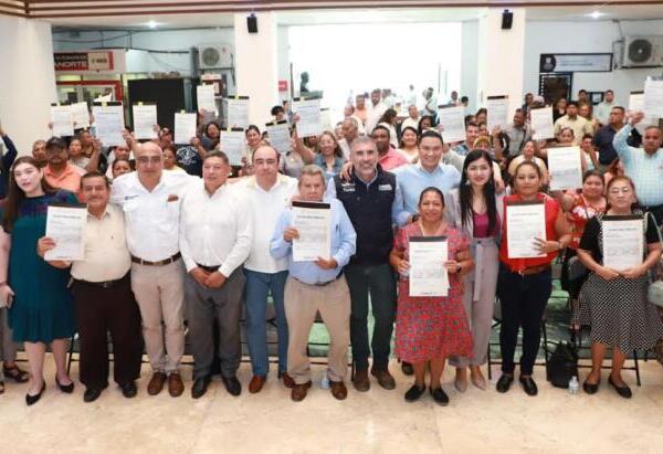 Entrega Angel Torres escrituras públicas a familias de siete colonias de Tuxtla