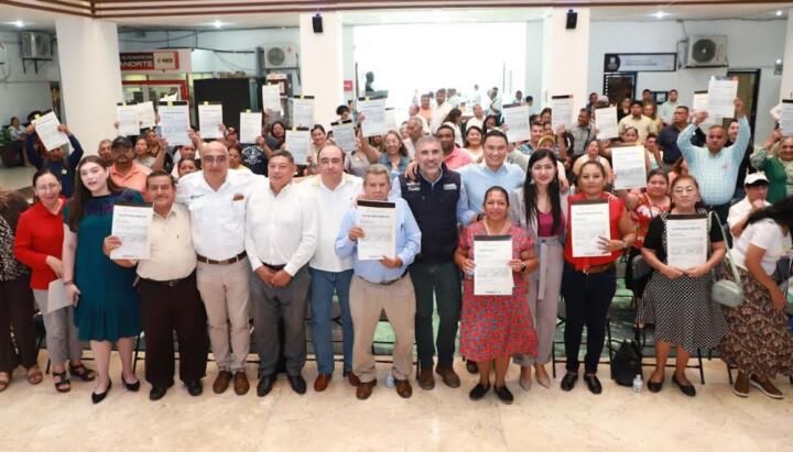 Entrega Angel Torres escrituras públicas a familias de siete colonias de Tuxtla