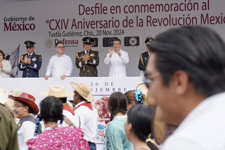 Rutilio Escandón presencia desfile cívico por el 114 Aniversario del inicio de la Revolución Mexicana