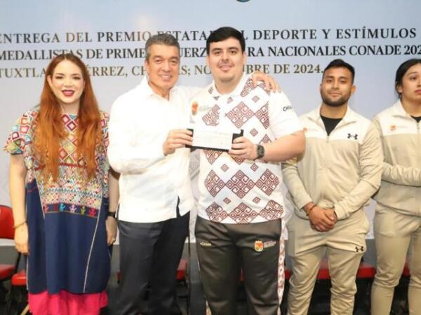 Atletas de Primera Fuerza y medallista de Paranacionales Conade reciben estímulos económicos