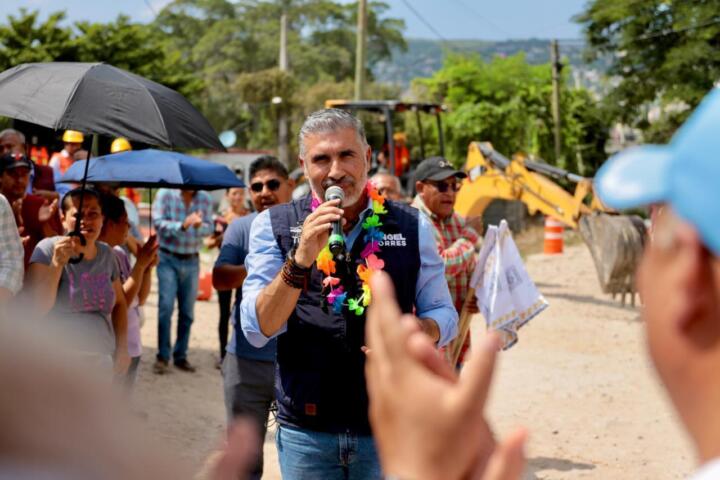 Arranca Angel Torres una calle más; ahora en la 12 de Noviembre