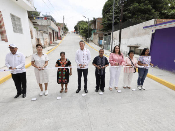 Inaugura Rutilio Escandón pavimentación de la calle Veinticuatro en la Colonia Las Casitas, en Tuxtla Gutiérrez