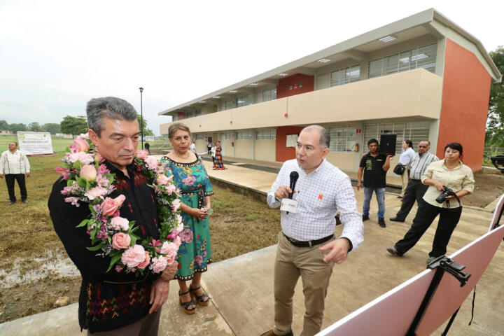 Rutilio Escandón entrega edificios de la Escuela Superior de Trabajo Social, en Tuxtla Chico