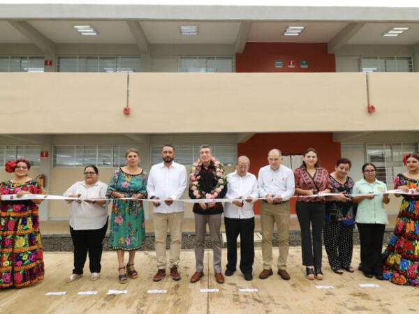 Rutilio Escandón entrega edificios de la Escuela Superior de Trabajo Social, en Tuxtla Chico