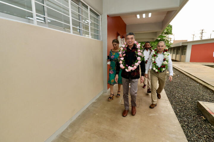 Rutilio Escandón entrega edificios de la Escuela Superior de Trabajo Social, en Tuxtla Chico