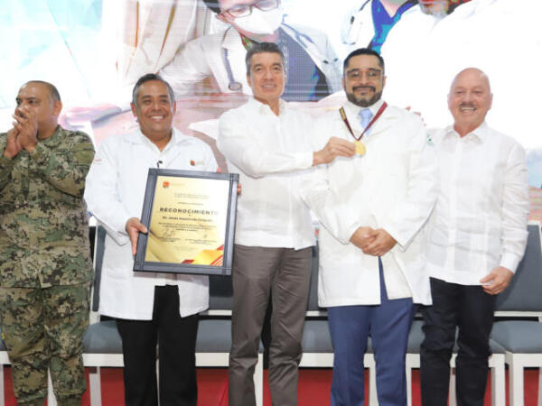 Entrega Rutilio Escandón Medalla al Mérito Médico Chiapas 2024 al doctor Jesús Sepúlveda Delgado