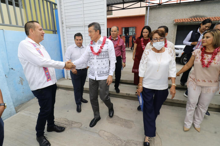 En Venustiano Carranza, inaugura Rutilio Escandón infraestructura educativa en las primarias Valentín Gómez Farías y Cuauhtémoc