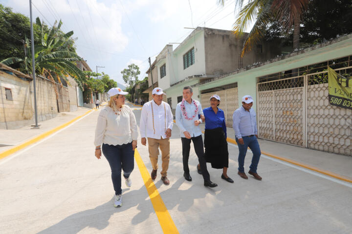 Rutilio Escandón inaugura la pavimentación de la avenida Baja California en la colonia Las Granjas