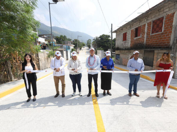 Rutilio Escandón inaugura la pavimentación de la avenida Baja California en la colonia Las Granjas