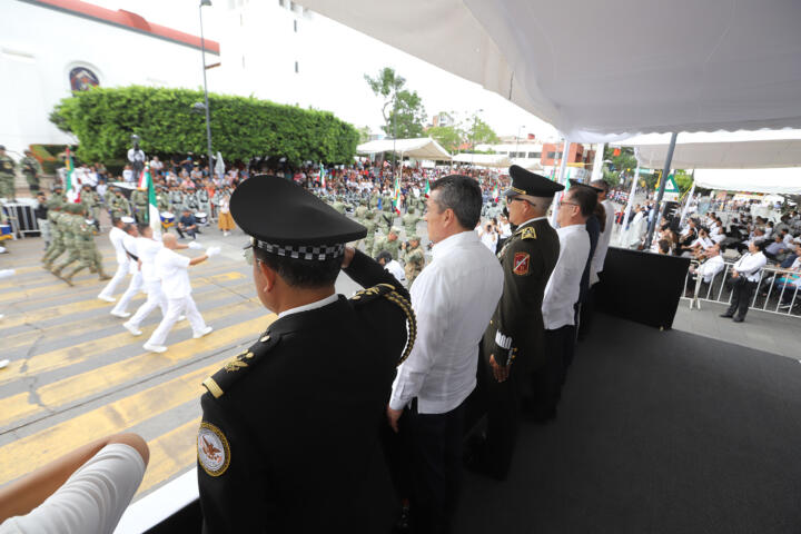 Rutilio Escandón presencia desfile cívico por el 114 Aniversario del inicio de la Revolución Mexicana