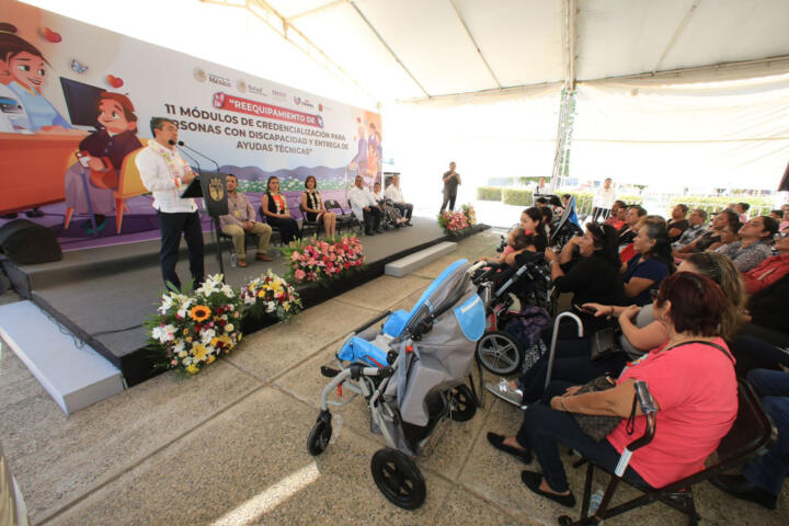 Entrega Rutilio Escandón ayudas técnicas a personas con alguna discapacidad