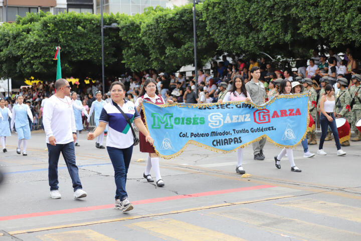 Rutilio Escandón presencia desfile cívico por el 114 Aniversario del inicio de la Revolución Mexicana