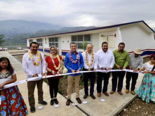 En Ixhuatán, Rutilio Escandón inaugura espacios en la Secundaria Técnica No. 83 y del Cobach Plantel 76