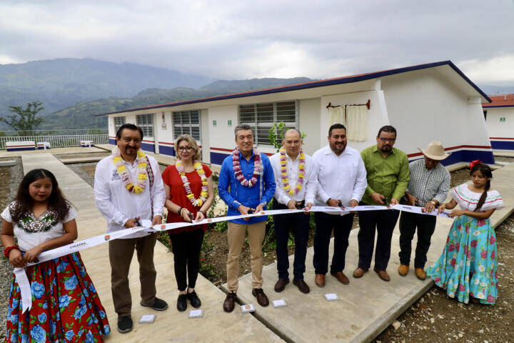 En Ixhuatán, Rutilio Escandón inaugura espacios en la Secundaria Técnica No. 83 y del Cobach Plantel 76