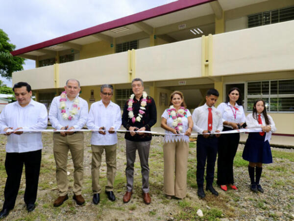 Rutilio Escandón inaugura infraestructura educativa en el CETIS No. 85 de Huixtla