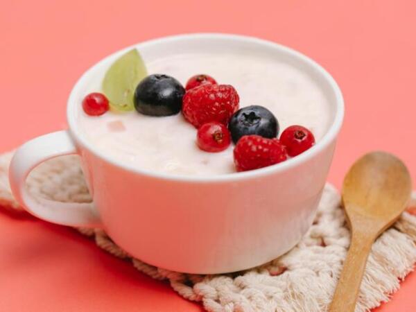 Cuida tu flora intestinal con alimentos fermentados como el yogur