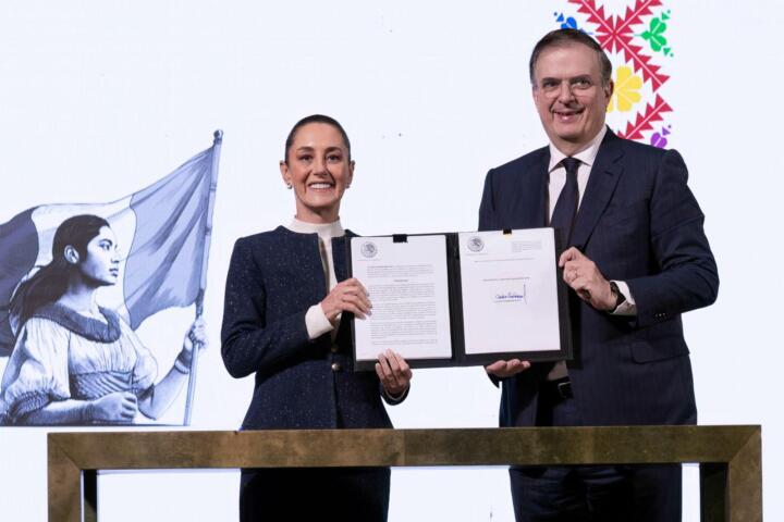 Presidenta Claudia Sheinbaum firma decreto para proteger a la industria textil nacional y fortalecer el desarrollo económico de México
